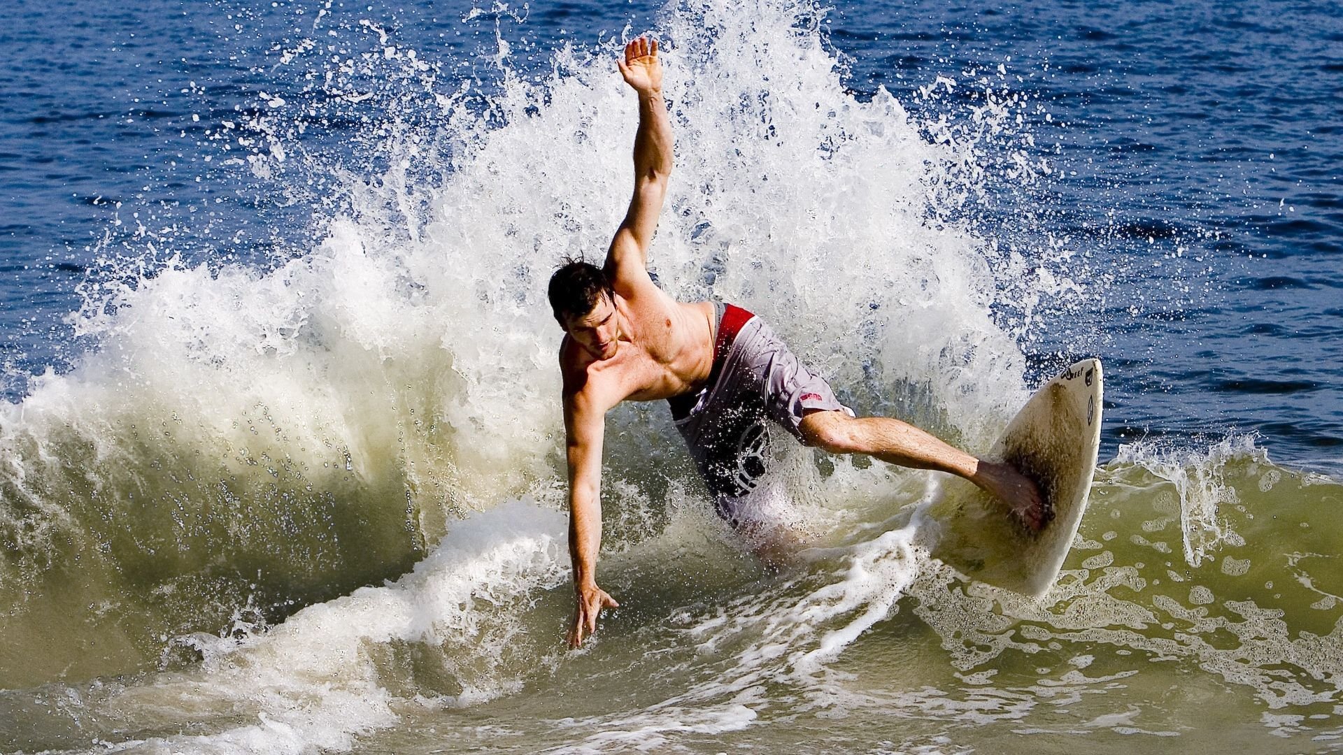 斯通斯化身进攻灯塔，西班牙用非典型胜利照亮战术革命之路